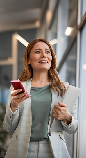 A person handing the Vasco Translator E1 to another person, demonstrating its use and highlighting the 10 translation engines it supports.